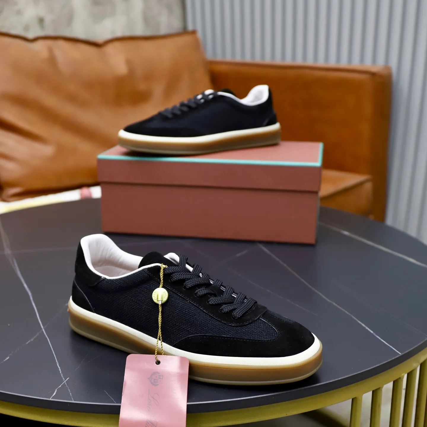 Ex-factory price: 540💰Loro Riana men’s moral training sneakers! Made from high-quality materials and designed in a low-cut silhouette, it offers an elegant and stylish look that's suitable for year-round wear. The unique double-layer sole aesthetic design, caramel cup-shaped outsole is decorated with off-white rubber trim, creating an attractive color combination. Pair with tailored pieces or jeans for a sophisticated yet casual look. The heel is decorated with soft cow leather tongue with Kummel color inserts and cotton laces with embossed LP logo. Upper: cow split suede stitching knitted fabric. Lining: original thickened soft sheepskin. Size: 38-39-40-41-42-43-44 (customized in 45.46)